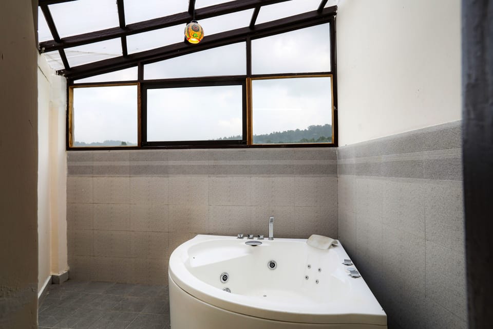 Whirlpool Suite | Bathroom | Shower, rainfall showerhead, free toiletries, towels