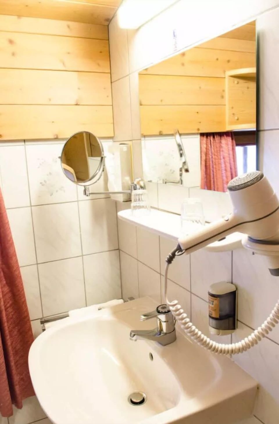 Shower, free toiletries, bathrobes, towels