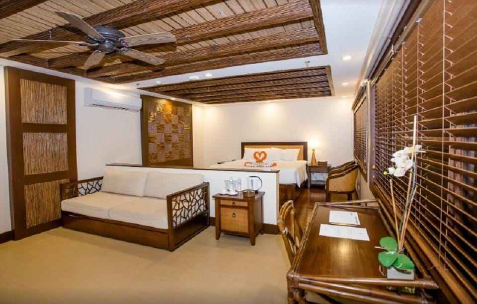 Premier Suite | Minibar, in-room safe, desk, iron/ironing board