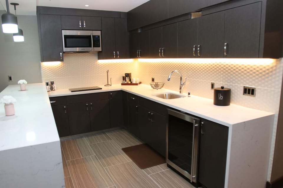 Deluxe Suite, 1 King Bed, Non Smoking | Private kitchen | Mini-fridge, microwave, coffee/tea maker