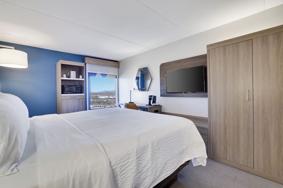 Standard Room, 1 King Bed | Desk, laptop workspace, blackout drapes, iron/ironing board