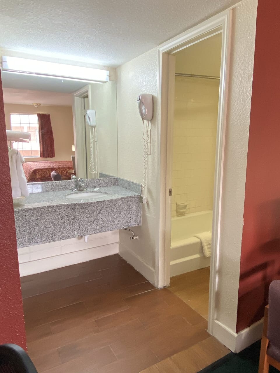 Combined shower/tub, free toiletries, hair dryer, towels