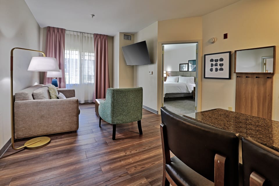 Suite, 2 Bedrooms, Kitchen (1 King Bed, 2 Dbl Beds) | Room amenity