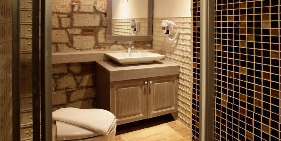 Suite, Garden Area (Mantar Mesesi) | Bathroom | Free toiletries, hair dryer, towels