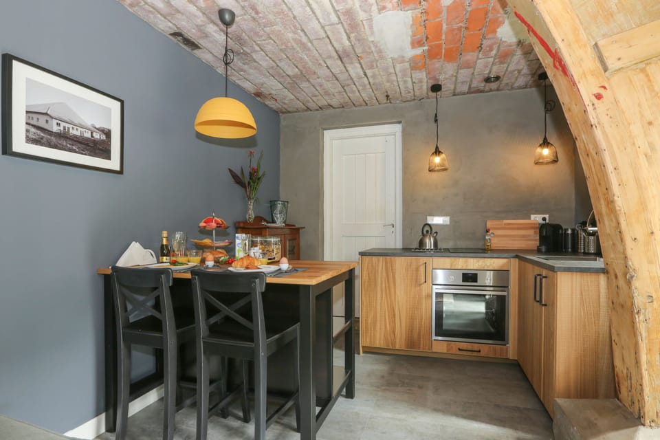 Design Studio, 1 King Bed, Terrace, Garden View | Private kitchen | Fridge, oven, stovetop, coffee/tea maker