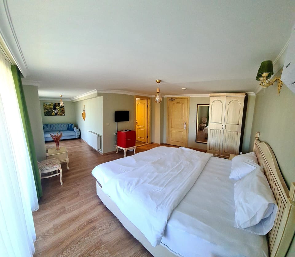 Suite, 1 Bedroom, Sea View | Premium bedding, minibar, in-room safe, soundproofing