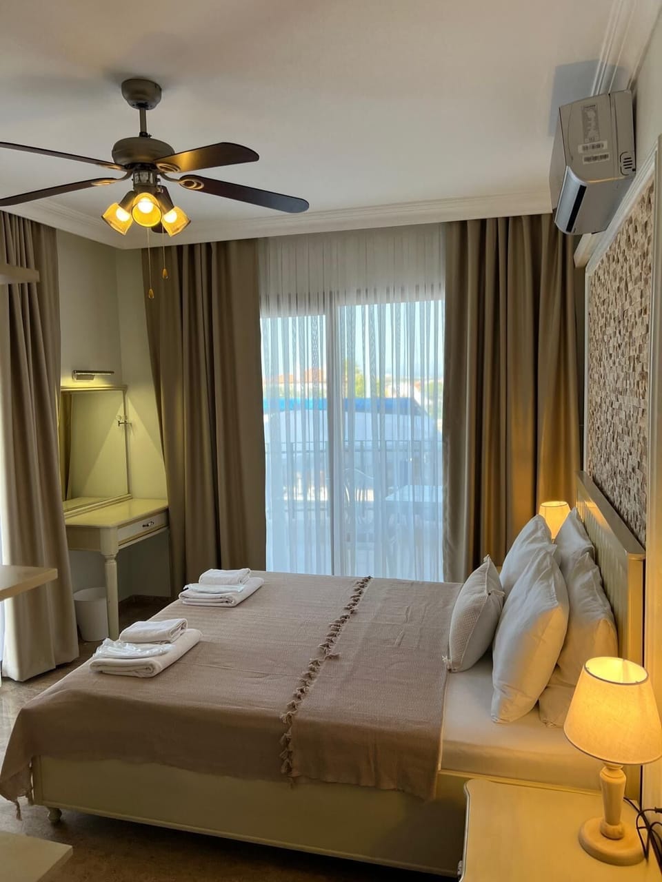 Deluxe Balkonlu , Deniz Manzarali Oda | Minibar, desk, laptop workspace, free WiFi