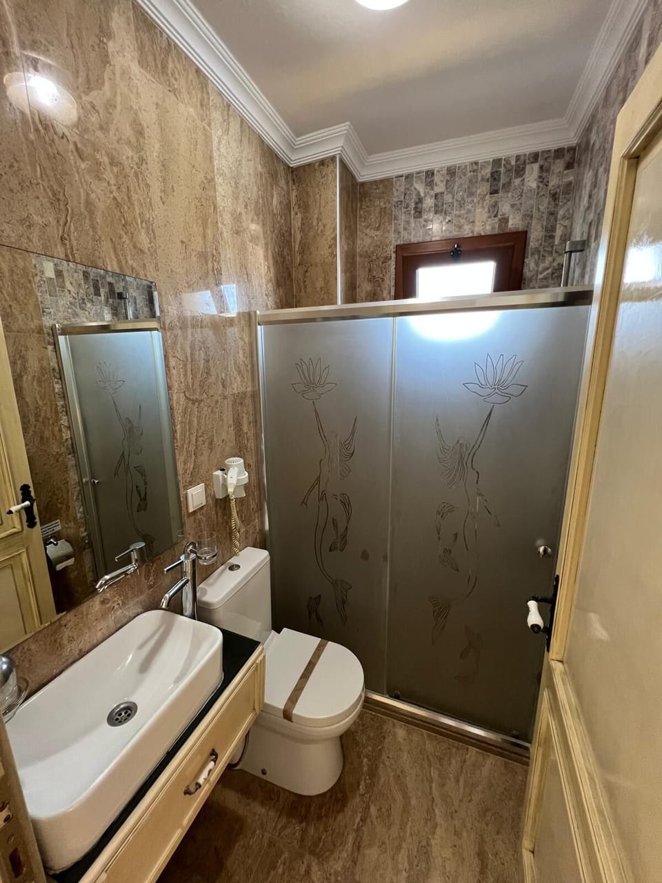 Deluxe Balkonlu , Deniz Manzarali Oda | Bathroom | Shower, free toiletries, hair dryer, slippers