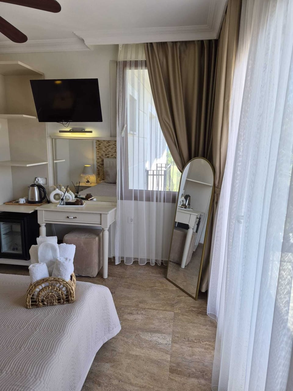 Deluxe Balkonlu , Deniz Manzarali Oda | Minibar, desk, laptop workspace, free WiFi
