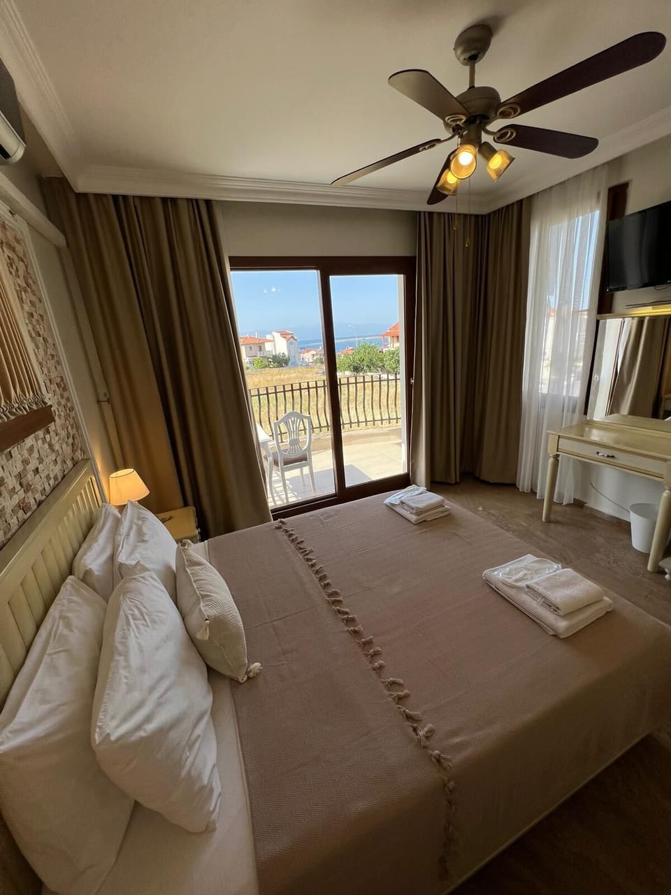 Deluxe Balkonlu , Deniz Manzarali Oda | Minibar, desk, laptop workspace, free WiFi