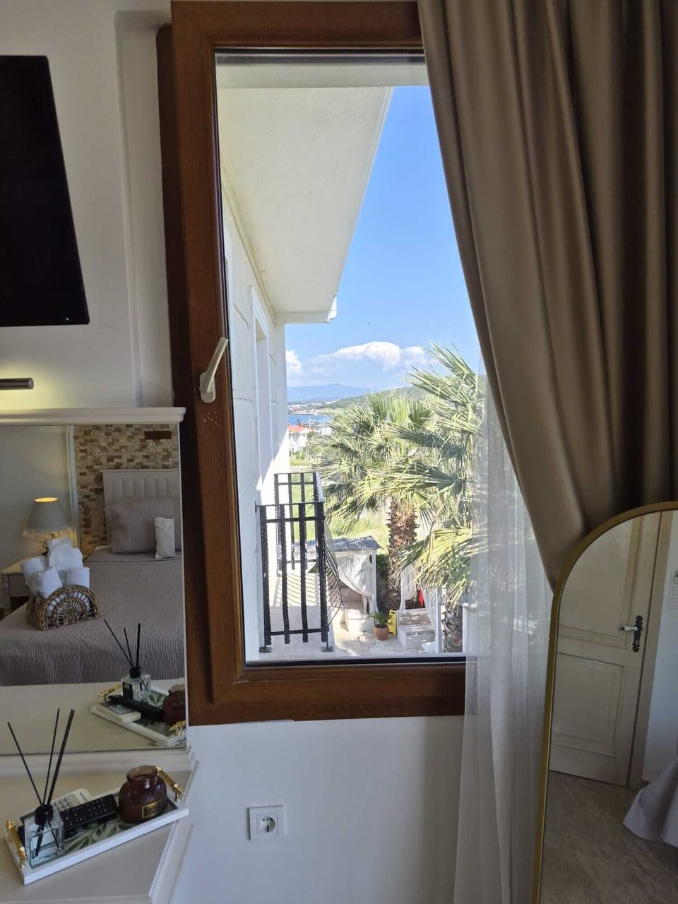 Deluxe Balkonlu , Deniz Manzarali Oda | Minibar, desk, laptop workspace, free WiFi