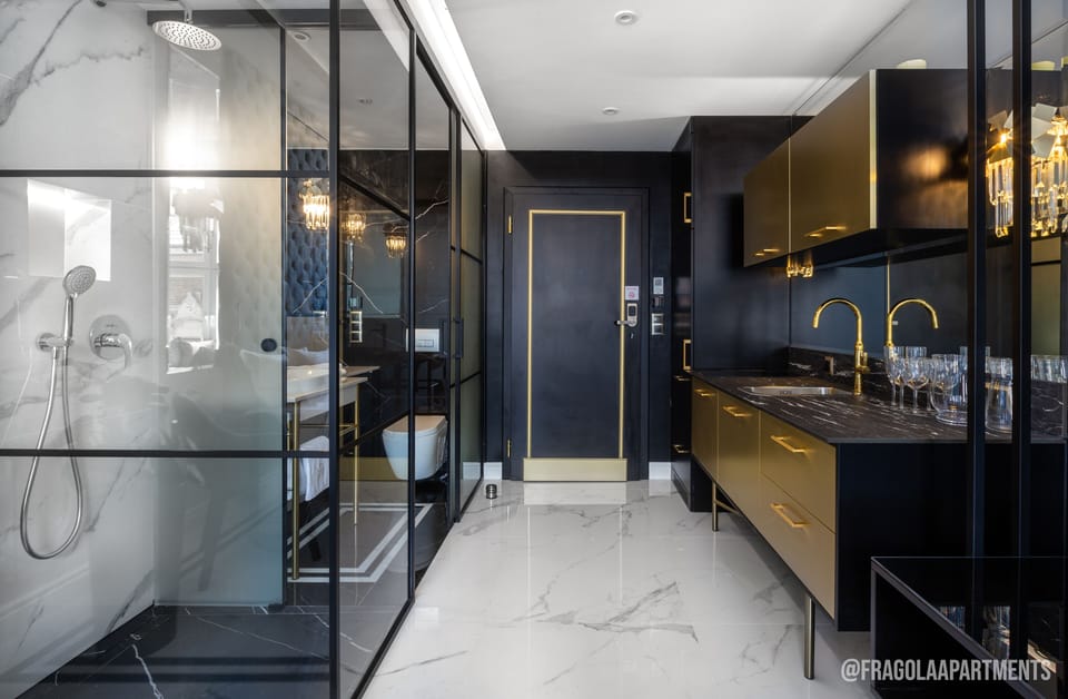Luxury Studio Suite, 1 King Bed, Non Smoking, Kitchenette | Bathroom | Free toiletries, hair dryer, towels