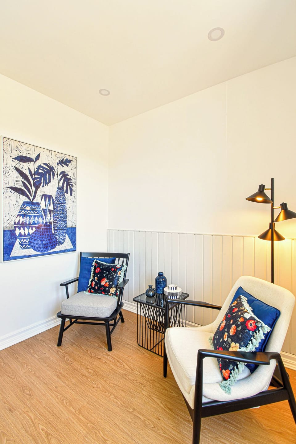 Comfort Suite | Living area | 32-inch flat-screen TV with cable channels, TV