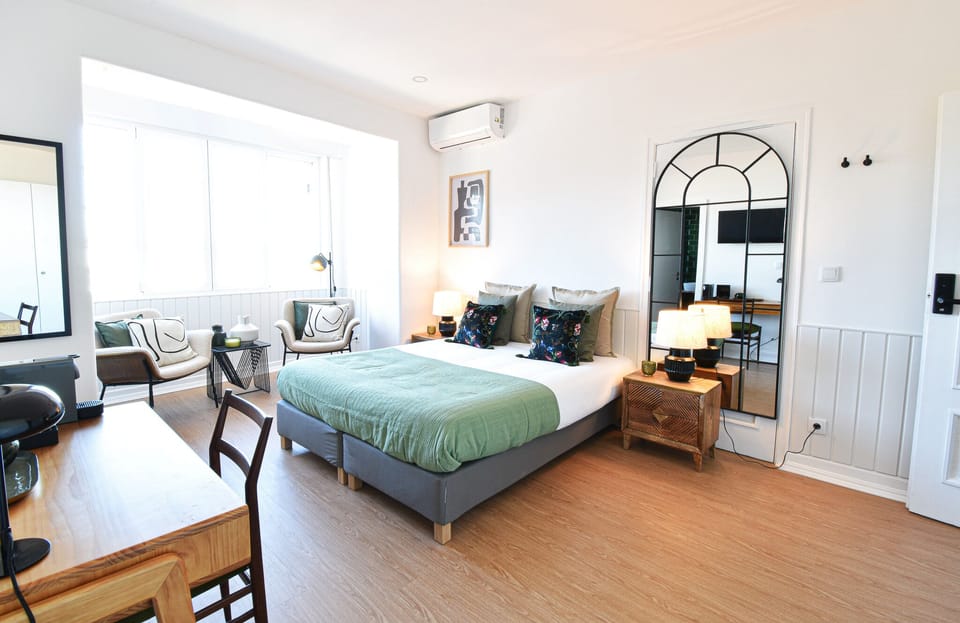 Deluxe Suite | Desk, blackout drapes, soundproofing, iron/ironing board