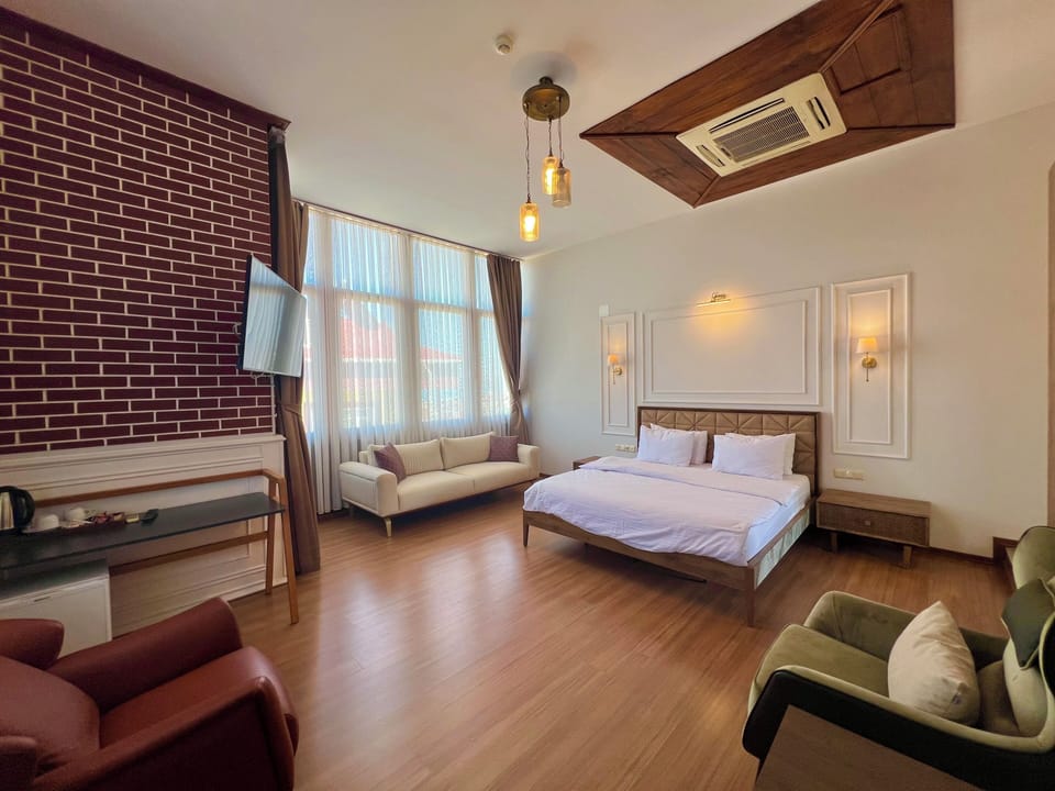 Superior Room | Minibar, desk, soundproofing, free WiFi