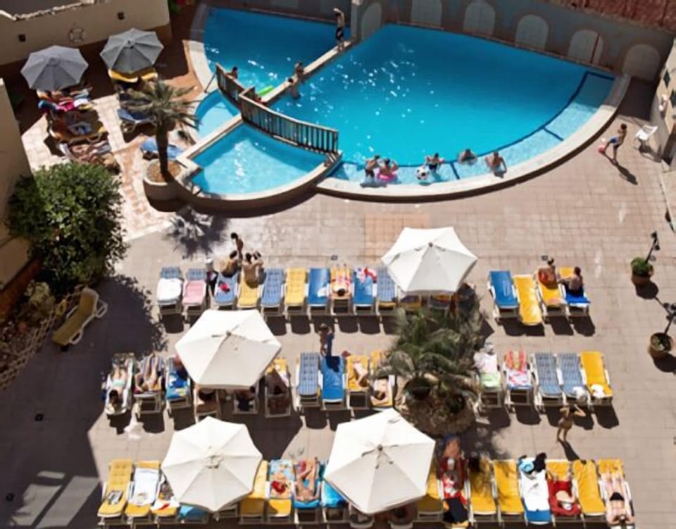 Indoor pool, 2 outdoor pools