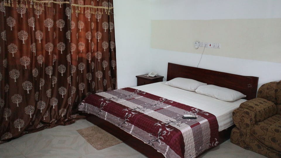 Standard Double Room | Desk, WiFi (free), bed sheets