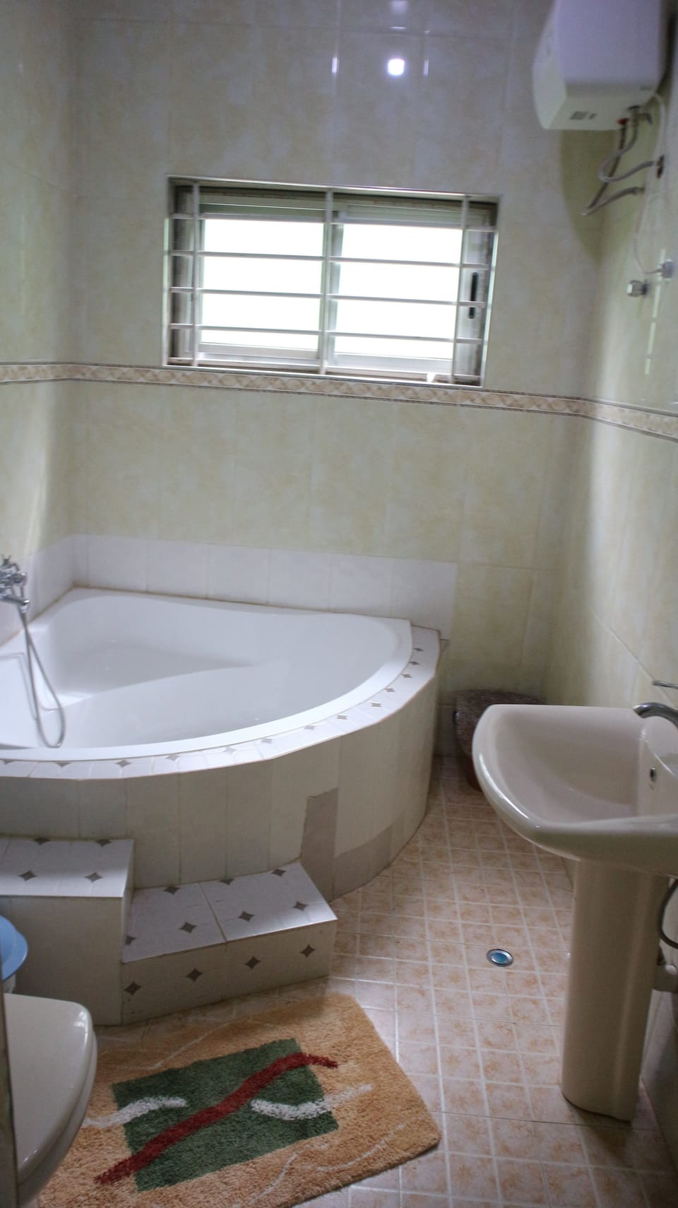 Executive Suite | Bathroom | Combined shower/tub, free toiletries, towels, soap