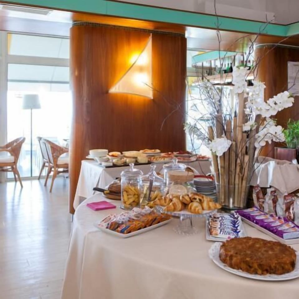 Daily buffet breakfast for a fee