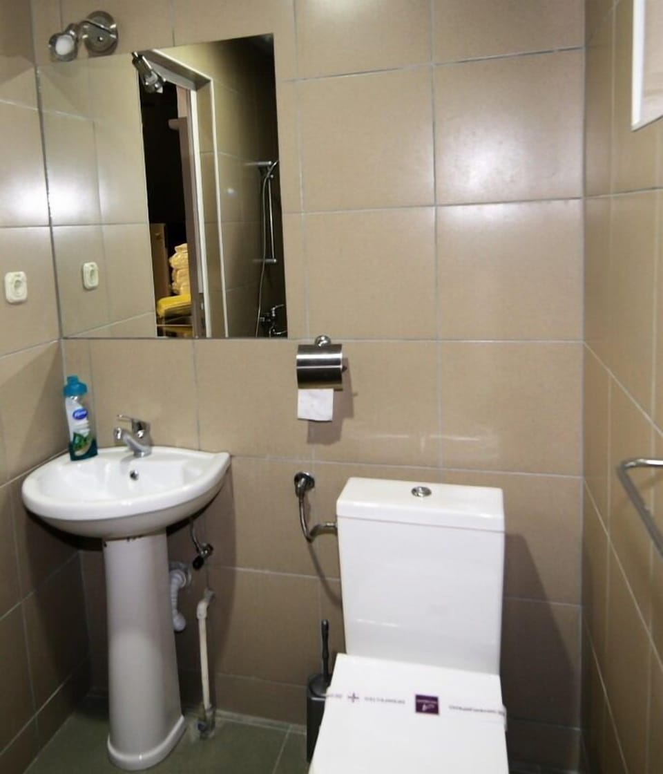 Combined shower/tub, free toiletries, towels
