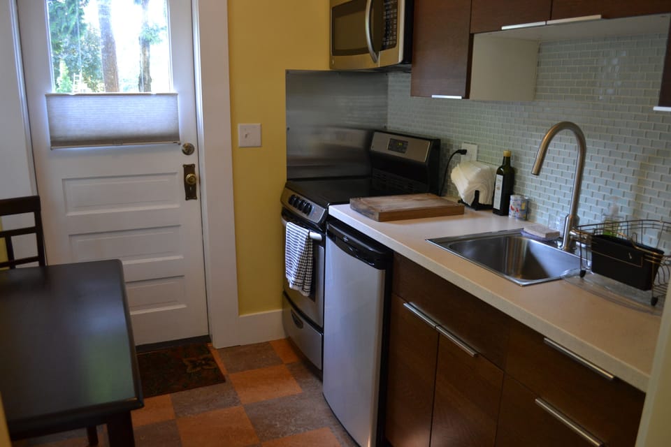 Comfort Apartment, 1 Queen Bed, Ensuite, Ground Floor | Private kitchenette | Fridge, freezer, ice maker