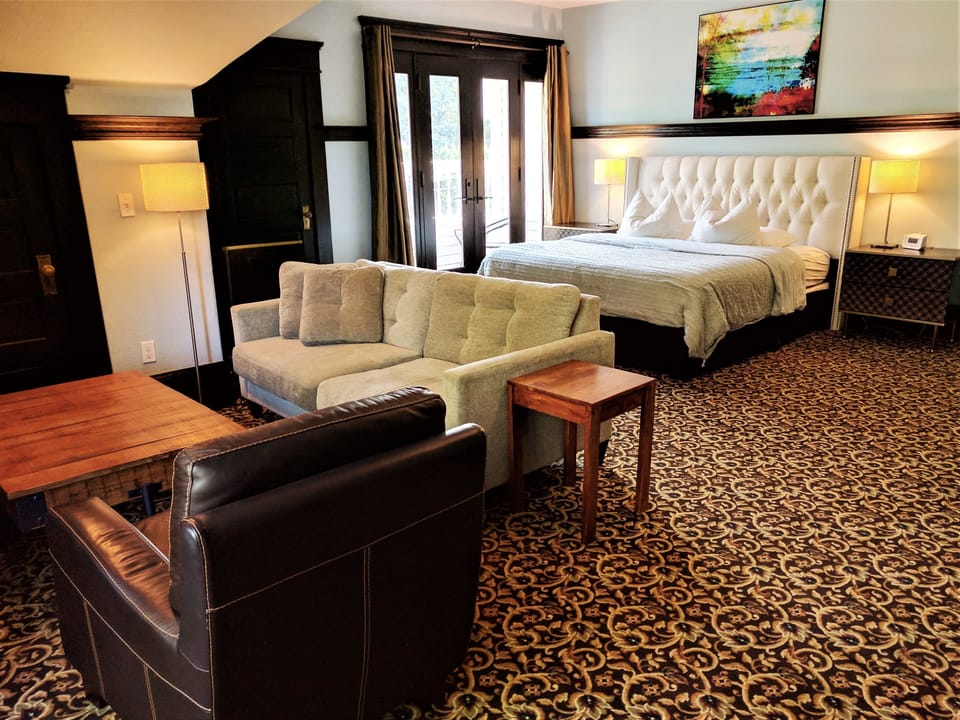 Deluxe Suite, 1 King Bed, Ensuite | Living area