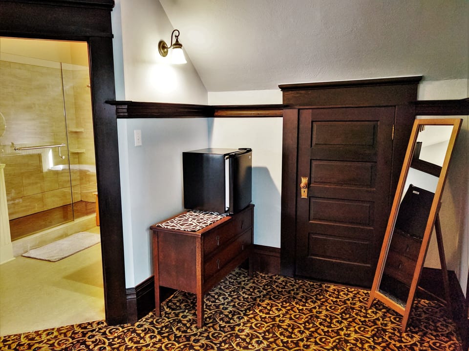Deluxe Suite, 1 King Bed, Ensuite | Minibar