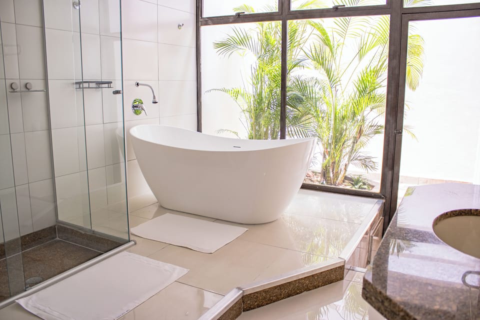 Suítes Duplex | Bathroom | Shower, free toiletries, hair dryer, towels