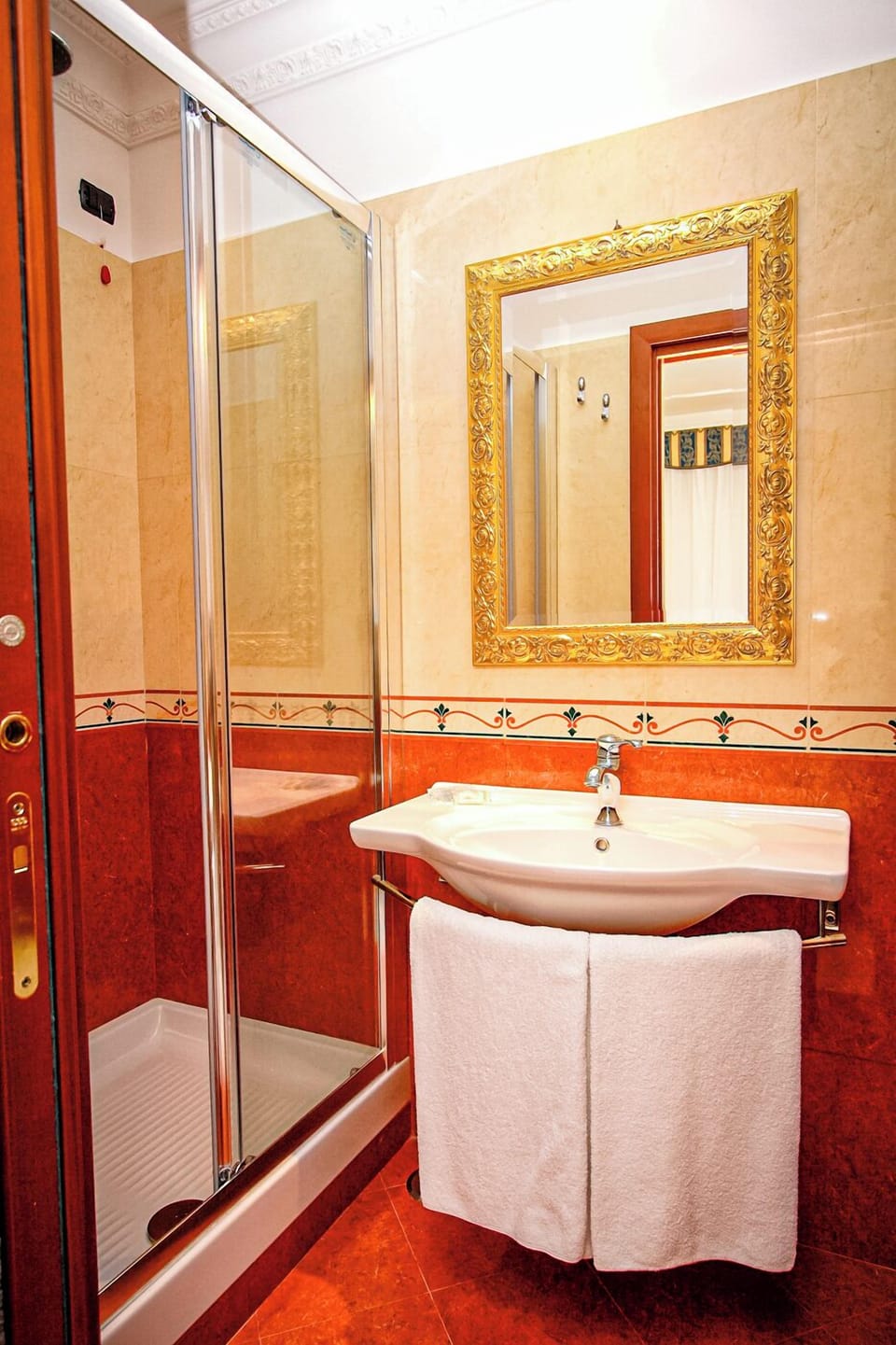 Triple Room | Bathroom | Free toiletries, hair dryer, slippers, bidet