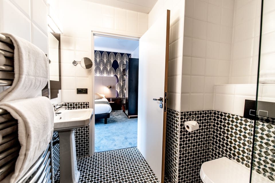 Classic Room, 1 Twin Bed, Non Smoking | In-room safe, desk, soundproofing, iron/ironing board