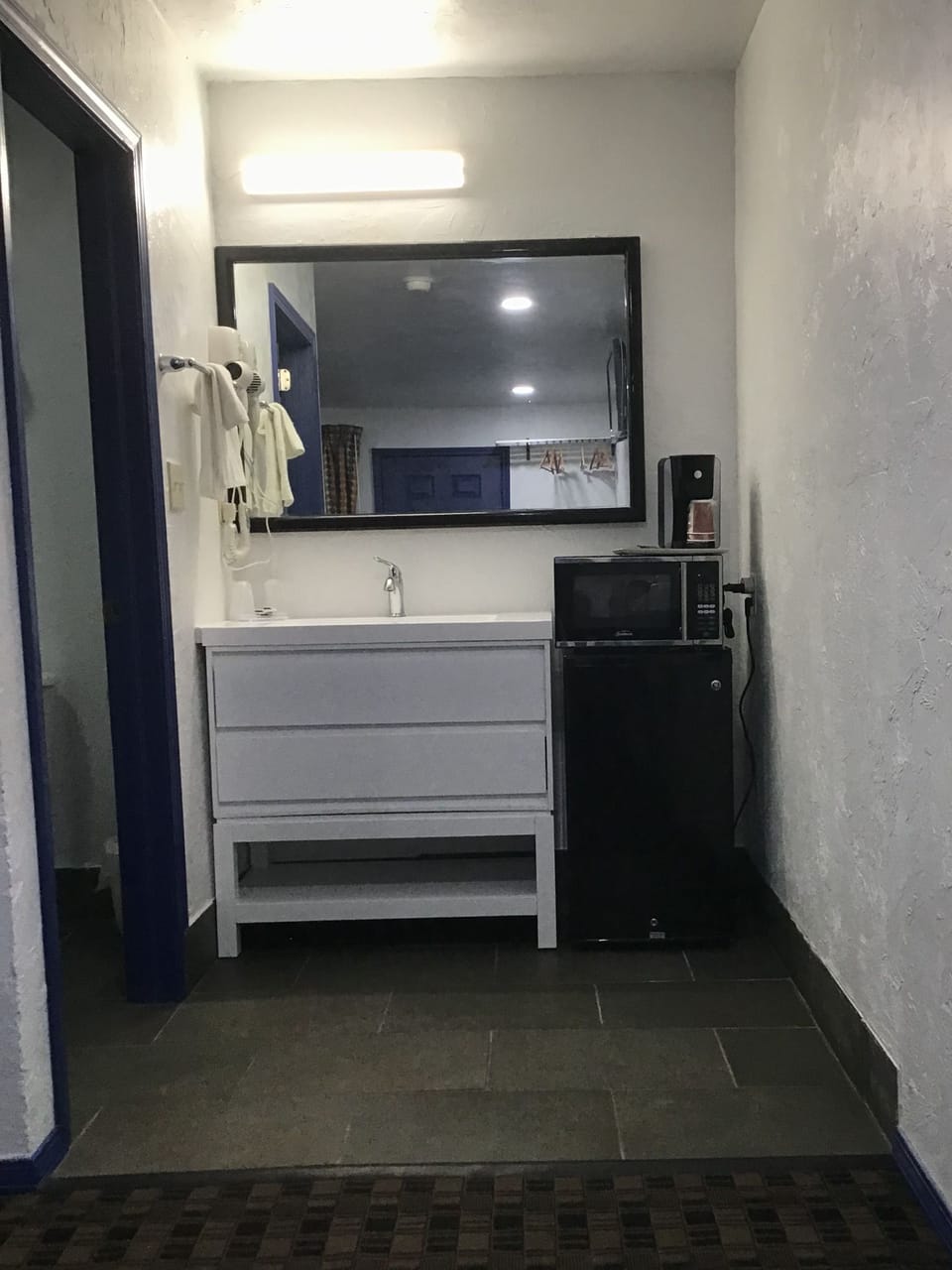 Standard Suite, Non Smoking | Bathroom sink