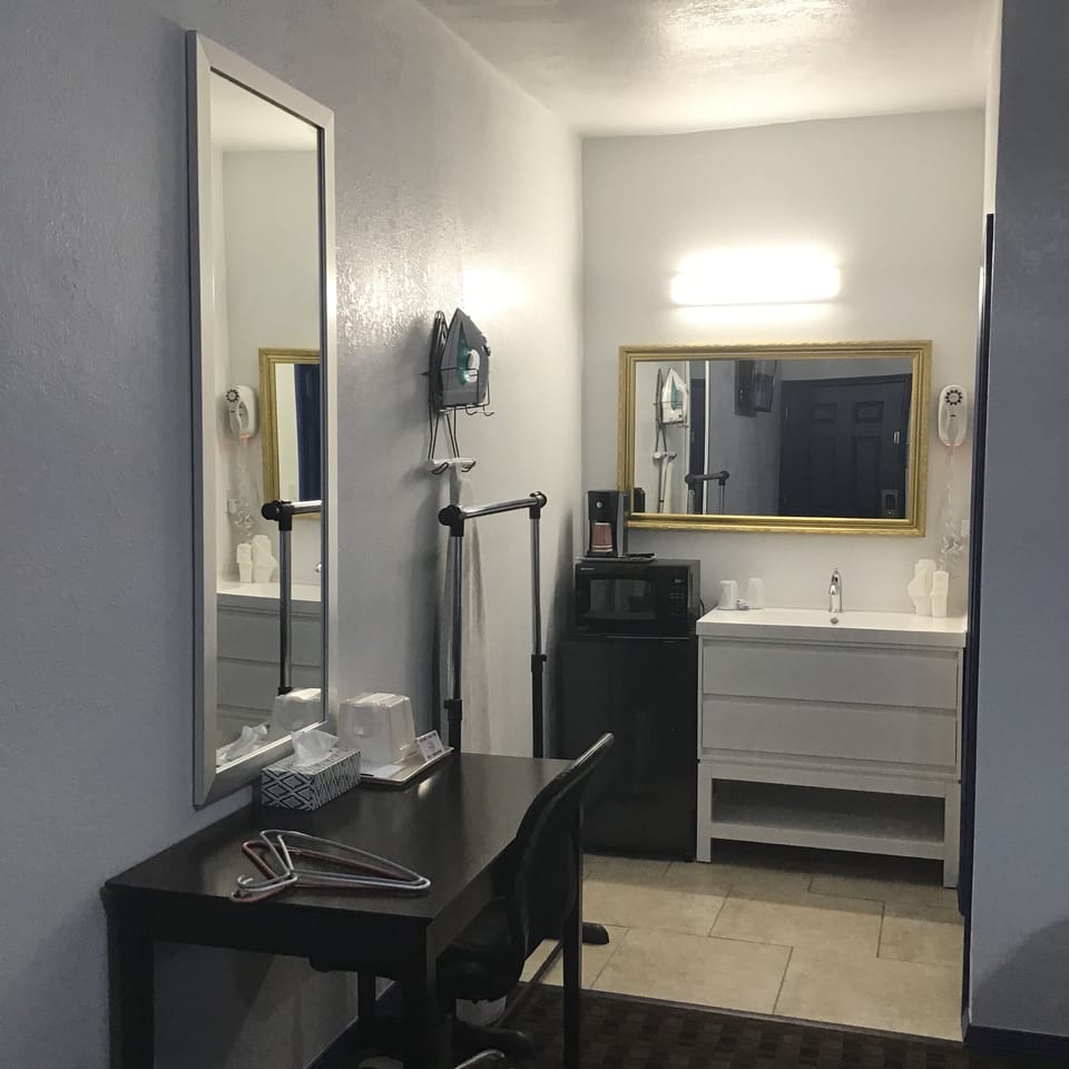 Deluxe Suite, Non Smoking | Bathroom | Shower, free toiletries, hair dryer, towels