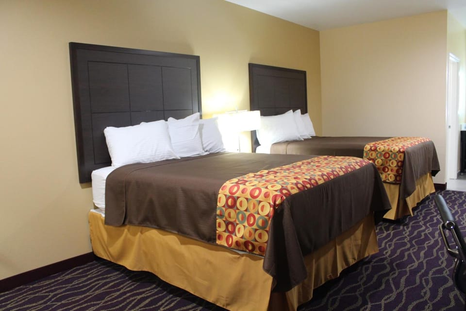 Premium bedding, desk, iron/ironing board, WiFi (free)