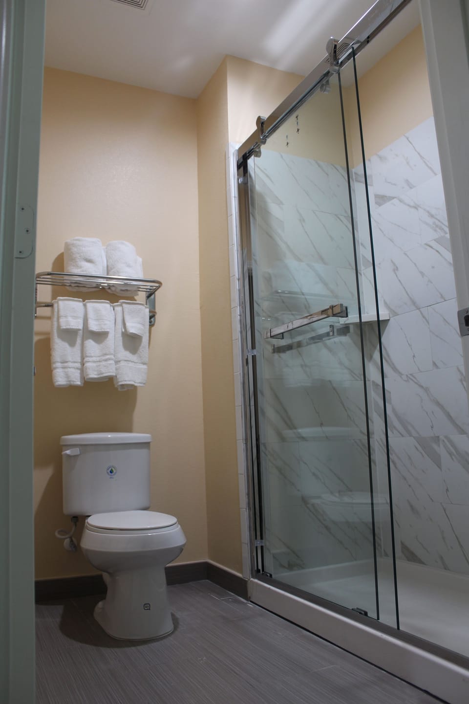 Combined shower/tub, free toiletries, towels
