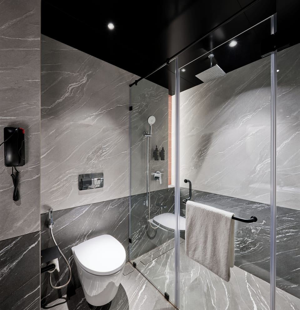 Standard Room | Bathroom | Separate tub and shower, rainfall showerhead, free toiletries