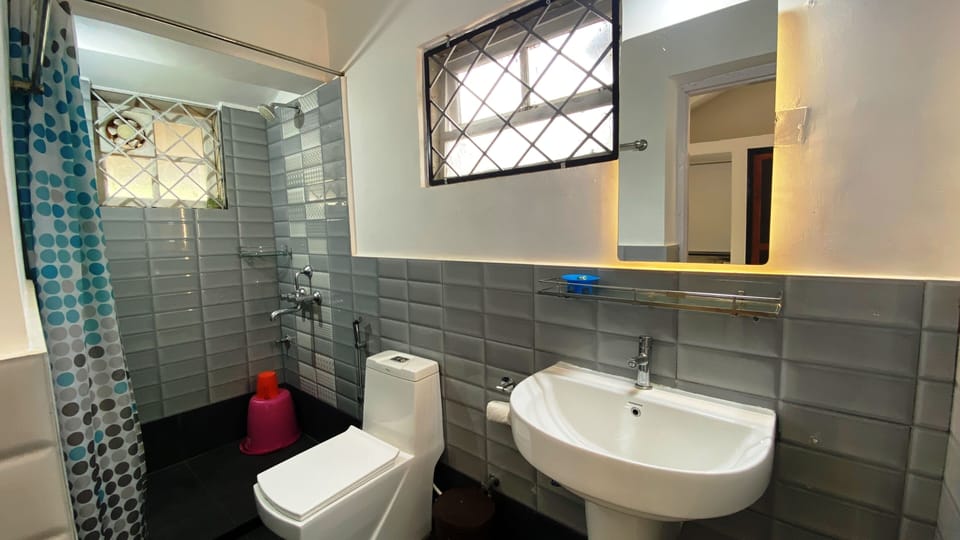 Deluxe Room, Garden View | Bathroom | Shower, free toiletries, hair dryer, bidet