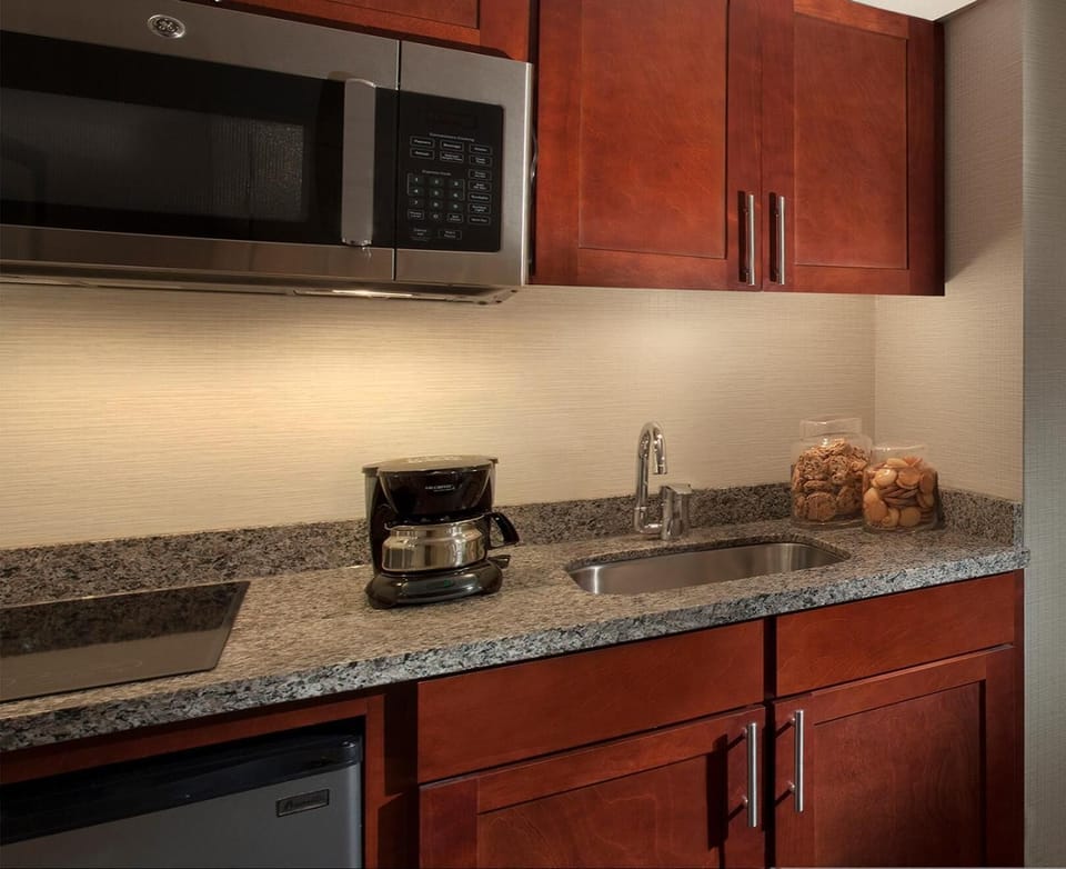 Coffee/tea maker, fridge