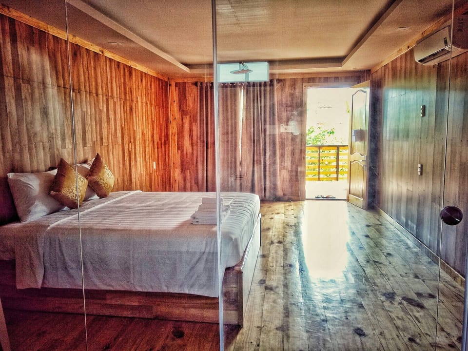 Deluxe Bungalow | Minibar, in-room safe, individually furnished, desk