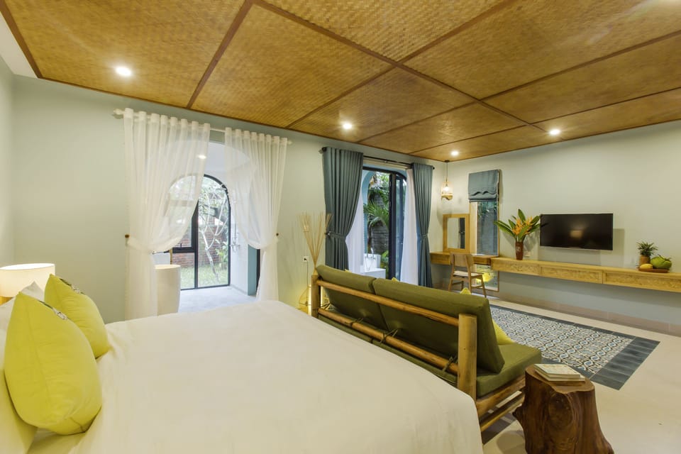 De Campagne Suite | Premium bedding, minibar, in-room safe, desk