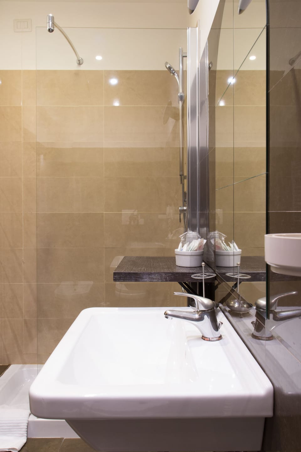 Double Room | Bathroom | Shower, free toiletries, hair dryer, bidet