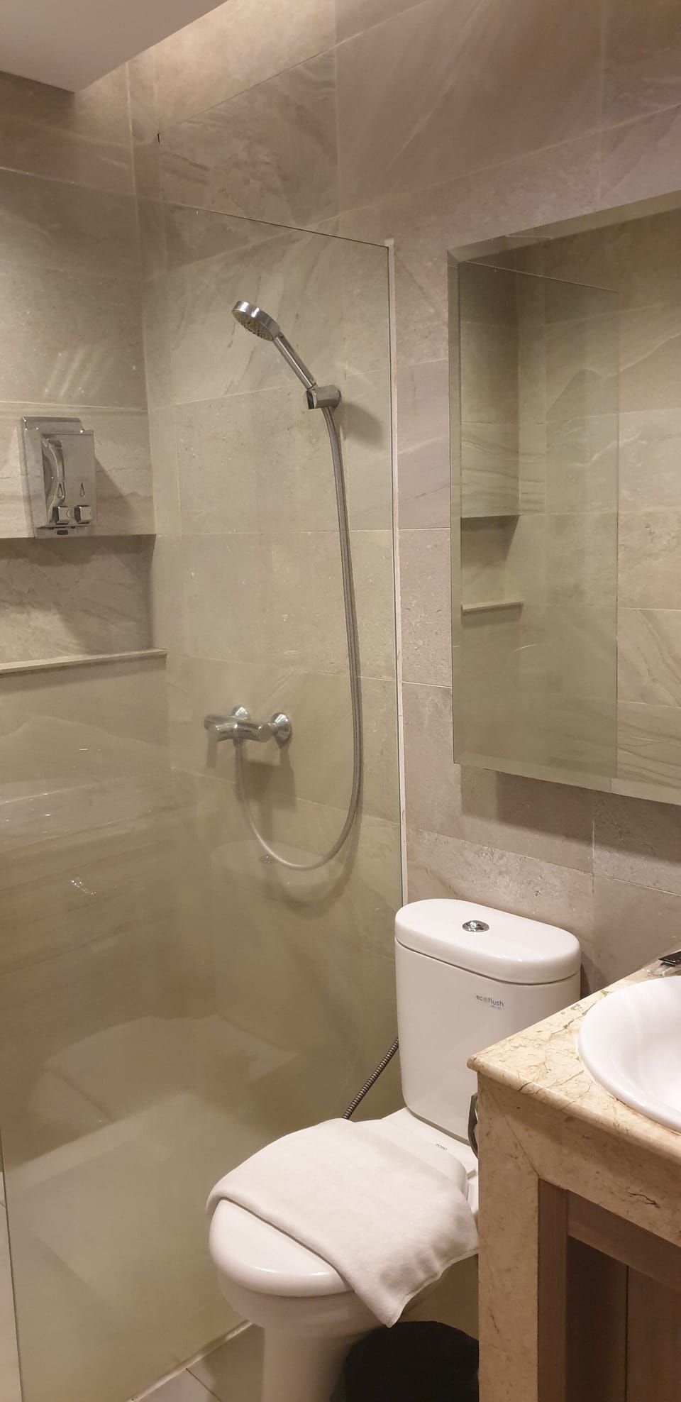 Shower, hydromassage showerhead, free toiletries, bathrobes