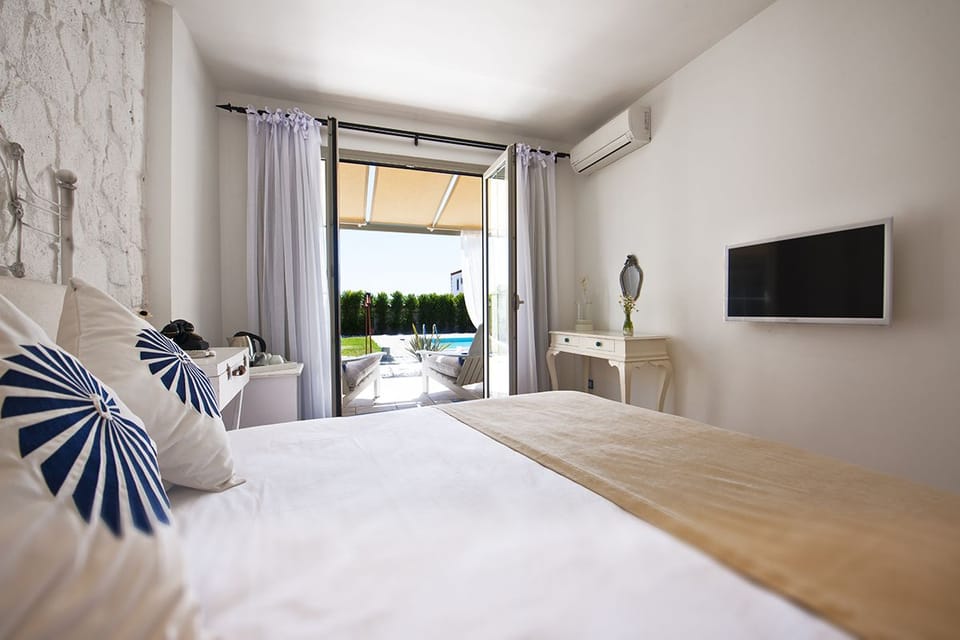 Deluxe Room, Patio | Premium bedding, minibar, in-room safe, desk