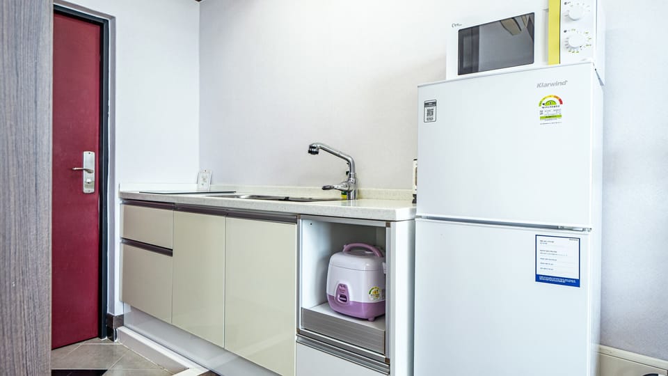 Io | Private kitchen | Fridge, electric kettle