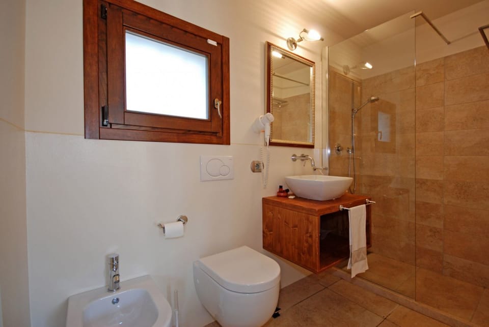 Standard Double Room | Bathroom | Shower, free toiletries, hair dryer, bidet