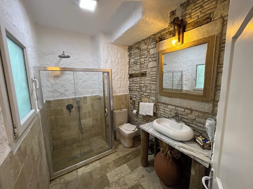 Classic Room | Bathroom | Shower, free toiletries, hair dryer, slippers