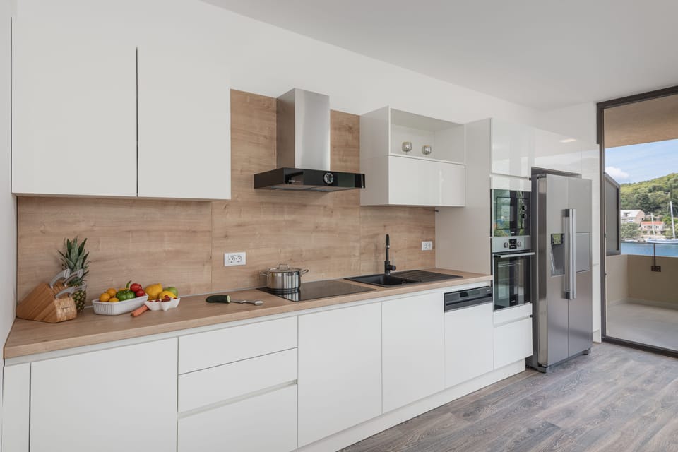 Full-size fridge, microwave, oven, stovetop