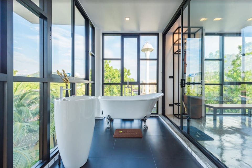 VIP Gallery Room with Private Bathroom | Bathroom | Shower, rainfall showerhead, free toiletries, hair dryer