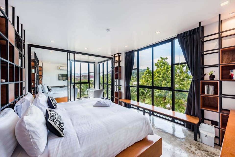 VIP Gallery Room with Private Bathroom | Blackout drapes, soundproofing, free WiFi, bed sheets