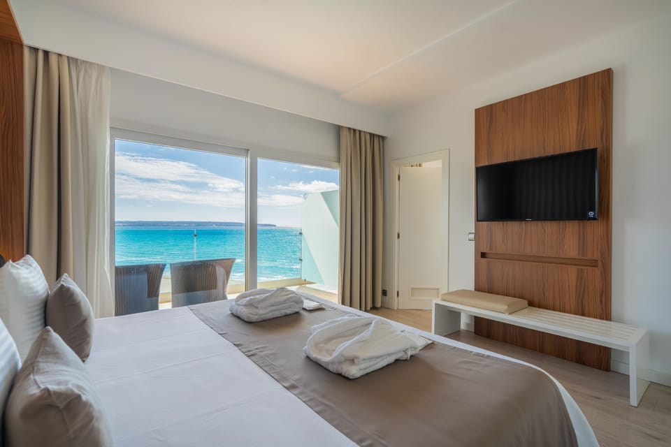 Junior Suite, Balcony, Sea View | Desk, WiFi (free), bed sheets