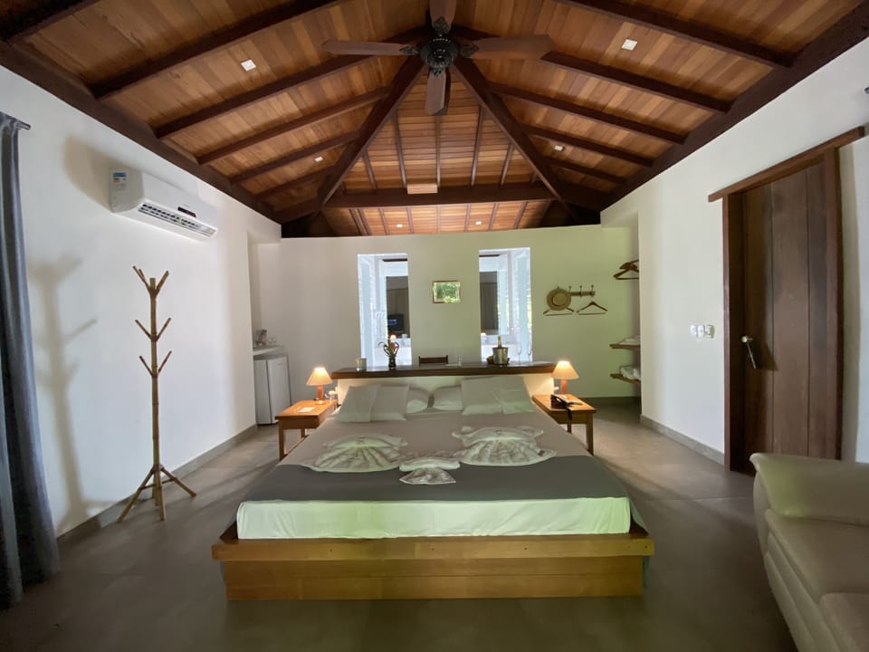 Luxury Cabin, 1 King Bed, Non Smoking, Park View | Egyptian cotton sheets, premium bedding, Select Comfort beds, minibar